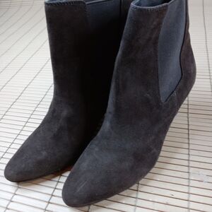 Lauren Ralph Lauren women's brown suede pull on 2" heel ankle boots. Sz 6.5B. Ne